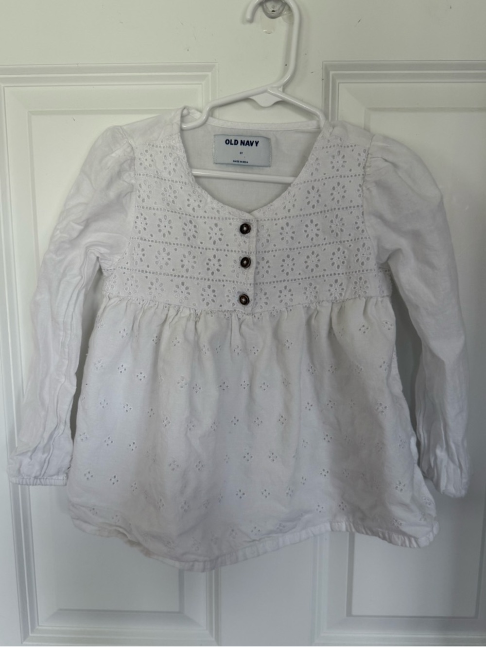 Old Navy White Eyelet Button-Front Long-Sleeve Top - Size 5t